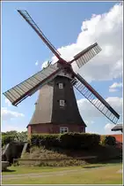 Hambergen. Die M�hle L�bberstedt - auch de griese Graue genannt - wurde 1868 bis 1872 als Wallholl�nder mit Durchfahrt erbaut. Nachdem die M�hle 1909 bis auf den Wall niederbrannte wurde dieser Neubau errichet, der 1966 und 2002 grundlegend renoviert wurde. 25.08.2013