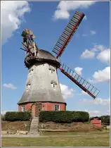 Hambergen. Die M�hle L�bberstedt - auch de griese Graue genannt - wurde 1868 bis 1872 als Wallholl�nder mit Durchfahrt erbaut. Nachdem die M�hle bis auf den Wall niederbrannte wurde 1909 dieser Neubau errichet. Die M�hle dient auch als Standesamt. 25.08.2013