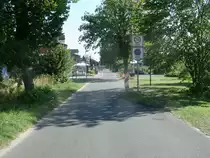 Die langgestreckte Dorfstra�e von Seedorf am 25.August 2013.