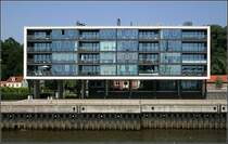 Wohnen in Hamburg mit Elb- und Hafenblick. Dieses aufgest�nderte Wohnhaus am Neum�hlenkai entstand 2003, geplant von KSP Architekten. Es ist eine 294 m� gro�e Etagenwohnung frei f�r 2 550 000 �.... 15.7.2007 (Matthias)