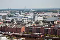 Blick vom  Michel  �ber die Speicherstadt, dem Cruise Terminal in der Hafen City (mit der AIDAsol) bis auf die Industrieanlagen s�dlich der Elbe - 13.07.2013