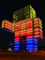 Der Indemann, eine begebare 36m hohe, 280to schwere Stahlkonstruktion steht bei Lucherberg auf einer Abraumhalde des Braunkohletagebau und erm�glicht den Besuchern auf den drei Aussichtsplattformen im Kopf der Figur einen tollen Blick �ber das Umland und den Tagebau Inden. Nachts wird der Indemann von �ber 40.000 Leuchtdioden auf einer Fl�che von 1.470 m� beleuchtet und ist von schon von weitem als das Symbol des Indeland zu sehen. Gesehen am 04.09.2013.