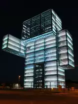 Der Indemann, eine begebare 36m hohe, 280to schwere Stahlkonstruktion steht bei Lucherberg im Kreis D�ren auf einer Abraumhalde des Braunkohletagebau und erm�glicht den Besuchern auf den drei Aussichtsplattformen im Kopf der Figur einen tollen Blick �ber das Umland und den Tagebau Inden. Nachts wird der Indemann von �ber 40.000 Leuchtdioden auf einer Fl�che von 1.470 m� beleuchtet und ist von schon von weitem als das Symbol des Indeland zu sehen. Gesehen am 04.09.2013.