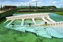 Geht hier die Kultur baden ... ? Brunnenanlage vor dem Ungarischen Nationaltheater in Budapest (6. Juli 2007)