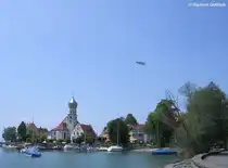 Wasserburg am Bodensee (Landkreis Lindau): Halbinsel - kath. Kirche St. Georg am Hafen mit Zeppelin (Juli 2008)