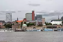 Hamburg - Landungsbr�cken, dahinter B�ro- und Gesch�ftsh�user - 14.07.2013