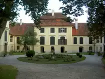 Kindberg, Schloss Oberkindberg, erbaut 1680 als dreifl�gelige Anlage mit vier Eckt�rmen, Hoffassade von 1773 (17.08.2013)