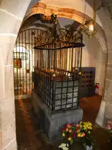 Bad Zurzach, St.Verena M�nster, in der Krypta unter dem Chor steht der Sarkophag der Heiligen Verena, Juli 2013