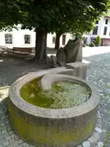 Bad Zurzach, vor dem M�nster steht der Verena-Brunnen, aufgestellt 1983, Juli 2013
