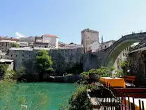 Gastgartenflair im Bereich der alten Br�cke Stari-most in MOSTAR; 130424