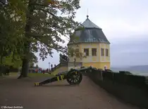 Festung K�nigstein in der S�chs. Schweiz: Festungsmauer auf der Ostseite mit der Friedrichsburg (Otober 2008)