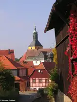 Vertr�umte Gasse mit Turmspitze der Stadtkirche von Hohnstein (S�chs. Schweiz, Oktober 2008)
