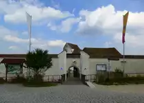 Burg Wildenstein hoch �ber dem Donautal, der Eingang zur Vorburg, die Anlage entstand zwischen 1200 und 1300, Aug.2013