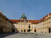 Pr�latenhof mit Brunnen im Stift-MELK; 130830