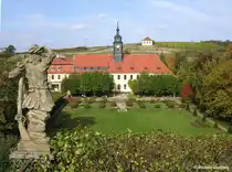 Der Schlossgarten ist frei zug�nglich am Schloss Seu�litz, dahinter die Weinberge (Gemeinde N�nchritz in Sachsen, Oktober 2008)