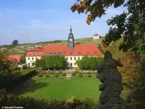 Der Schlossgarten ist frei zug�nglich am Schloss Seu�litz, dahinter die Weinberge (Gemeinde N�nchritz in Sachsen, Oktober 2008)