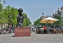 Amsterdam - B�ste des niederl�ndischen Schriftstellers  Multatuli  (Pseudonym von Eduard Douwes Dekker) auf einer Br�cke �ber die Singel - 23.07.2013