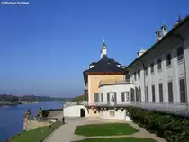 Direkt an der Elbe gelegen ist das Schloss Pillnitz im gleichnamigen Vorort in Dresden (Oktober 2008)