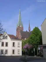 Kath. Pfarrkirche St. Lamberti, davor das Haus des Kinderschutzbundes in der Stadtmitte von Gladbeck (Kreis Recklinghausen, April 2009)