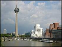 Der D�sseldorfer Medienhafen mit Rheinturm, Yachthafen und Gehry-Bauten. Diese Aufnahme stammt vom 06.08.2006 und wurde von der Fu�g�ngerbr�cke zwischen der Stra�e „Am Handelshafen“ und der Spitze der Speditionstra�e aus gemacht. 
