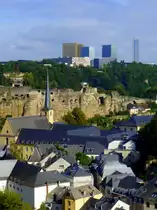 Luxemburg, das Stadtviertel Grund mit der Johanneskirche, die Bock-Kasematten unter dem Bockfelsen, das Europazentrum Kirchberg im Hintergrund. 22.09.2013


