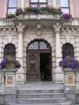 Haupteingang vom Rathaus am �stlichen Ende der Kaiser-Maximilian-Stra�e in Kaufbeuren (Sommer 2009)