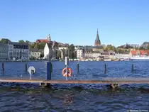 Blick von der Ostseite des Hafens auf die Westseite, wo der Turm von St. Marien rechts und des Alten Gymnasiums links die D�cher �berragen (Flensburg in Schleswig-Holstein, Herbst 2009)