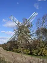 Beim Rundweg durch die  Geltinger Birk , ein gro�es Naturschutzgebiet auf einer Halbinsel n�rdlich des Ortes Gelting an der Flensburger B�rde gelegen, kann man auch an der M�hle  Charlotte  vorbei kommen (Kreis Schleswig-Flensburg, Schleswig-Holstein, Herbst 2009)