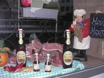 Original Metzger-Bier vom Allg�uer Brauhaus aus Kempten!!! 
Gesehen jedoch in Kappeln im Schaufenster neben der Nicolai-Kirche (Kreis Schleswig-Flensburg in Schleswig-Holstein, Herbst 2009)