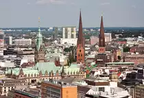 Hamburg-Innenstadt - mit den T�rmen des Rathauses (gr�nes Dach), der St. Petri- und St. Jacobi-Kirche - 13.07.2013