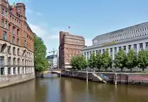 Hamburg - Nikolaifleet mit dem Commerzbankgeb�ude rechts - 13.07.2013