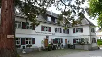 Unmittelbar neben der St. Jakobus-Kapelle steht die  Gastst�tte Altdeutsche Weinstube F�rst  (Nonnenhorn, Kreis Lindau am Bodensee, Bayern, September 2013)