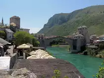 Die wiederaufgebaute Alte Br�cke(Stari most) �ber dem Fluss Neretva verbindet in MOSTAR u.a. Minarett u. Kreuz; 130424 