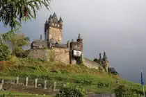 Die Reichsburg in Cochem am 10.10.2013. Diese Perspektive bietet sich, wenn man den Weg von der Stadtmitte aus zur Burg hinauf w�hlt.