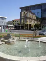 Feldbach, Brunnen vor Stadtsparkasse am Kirchenplatz (21.08.2013)