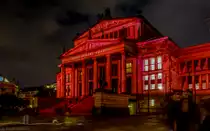 Zum Berliner <a href= http://festival-of-lights.de/ >Festival of Lights 2013</a> wird das Konzerthaus am Gendarmenmarkt mit einem 3D-Videomapping illuminiert. Besonders eindr�cklich dreidimensional wirkt die Illumination an dem Schriftzug  Konzerthaus Berlin  �ber dem Eingang. (09.10.2013)