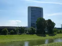 Offenburg, Blick �ber die Kinzig zum 67m hohen Burda-Hochhaus, Juni 2013