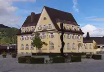 Das Postamt in Mittenwald.
Besser m��te es hei�en, das ehemalige Postamt, denn auch dieses Geb�ude dient nicht mehr postalischen Zwecken. Die Privatisierung von Post und auch der Bahn hat viele Geb�ude ihrer Bestimmung beraubt. Das unter Denkmalschutz stehende Geb�ude wurde zwischen 1910 und 1925 gebaut. - 07.10.2013