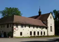 Haslach im Kinzigtal, das 1630-32 erbaute Kapuzinerkloster mit der Klosterkirche, im Konventgeb�ude(links) befindet sich das Schwarzw�lder Trachtenmuseum, Juli 2013 