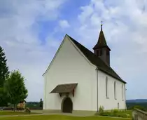 Rheinau, die Bergkirche St.Nikolaus hoch �ber dem Ort, Juli 2013