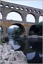 Vers-Pont-du-Gard. Der r�mische Aqu�dukt Pont du Gard wurde vor etwa 2000 Jahren errichtet. Er ist 275 m lang und mehr als 24 m hoch. Scan eines Dias aus dem Jahr 1981.