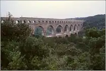 Vers-Pont-du-Gard. Der r�mische Aqu�dukt Pont du Gard wurde vor etwa 2000 Jahren errichtet. Er ist 275 m lang und mehr als 24 m hoch. Scan eines Dias aus dem Jahr 1981.