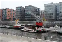 Hamburg, Hafencity. Die Bebauung am Sandtorhafen wird aufgelockert durch die im Hafen liegenden historischen Schiffe. 11.10.2013