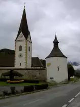 Gl�dnitz, St. Margareta Kirche, erbaut ab 1370 mit Wehrkirchhof und Rundkarner (30.09.2013)