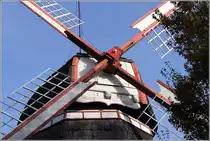 Bad Bederkesa. Haube und Fl�gelkreuz der Holl�nderwindm�hle. Hier ist das Baujahr 1881 und der Name des damaligen M�llers, Hinrich Reysen, zu lesen. 22.10.2013

