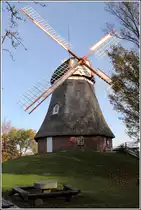 Bad Bederkesa. Die Windm�hle ist ein kombinierter Galerie- und Erdholl�nder mit Windrose aus dem Jahr 1881. Auf dieser M�hlenseite fehlt die Galerie. 22.10.2013

