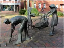 Bremerv�rde. Diese Skulpturengruppe auf dem Rathausmarkt stellt Torfstecher bei der Arbeit dar. 22.10.20.13