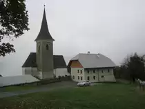 Feistritz ob Grades, Pfarrkirche St. Martin und Pfarrhaus, erbaut von 1090 bis 1106, romanisches Langhaus, sp�tgotischer Chor erbaut im 16. Jahrhundert, in 1089 
Meter H�he in den M�dringer Bergen im Metnitztal (30.09.2013)
