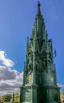 Auf dem Kreuzberg in Berlin befindet sich das Nationaldenkmal f�r die Befreiungskriege. Inschriften um das neugotische Denkmal herum erinnern an bedeutende Schlachten im Zusammenhang mit den Befreiungskriegen zwischen preu�ischen und napoleonischen Truppen, u. a. an die V�lkerschlacht bei Leipzig am 18. Oktober 1813. Genau 200 Jahre sp�ter entstand dieses Bild. (18.10.2013)