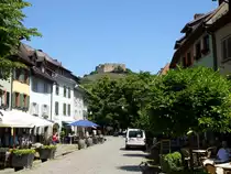 Staufen im Breisgau, Blick von der Hauptstra�e zur Burgruine, Aug.2013